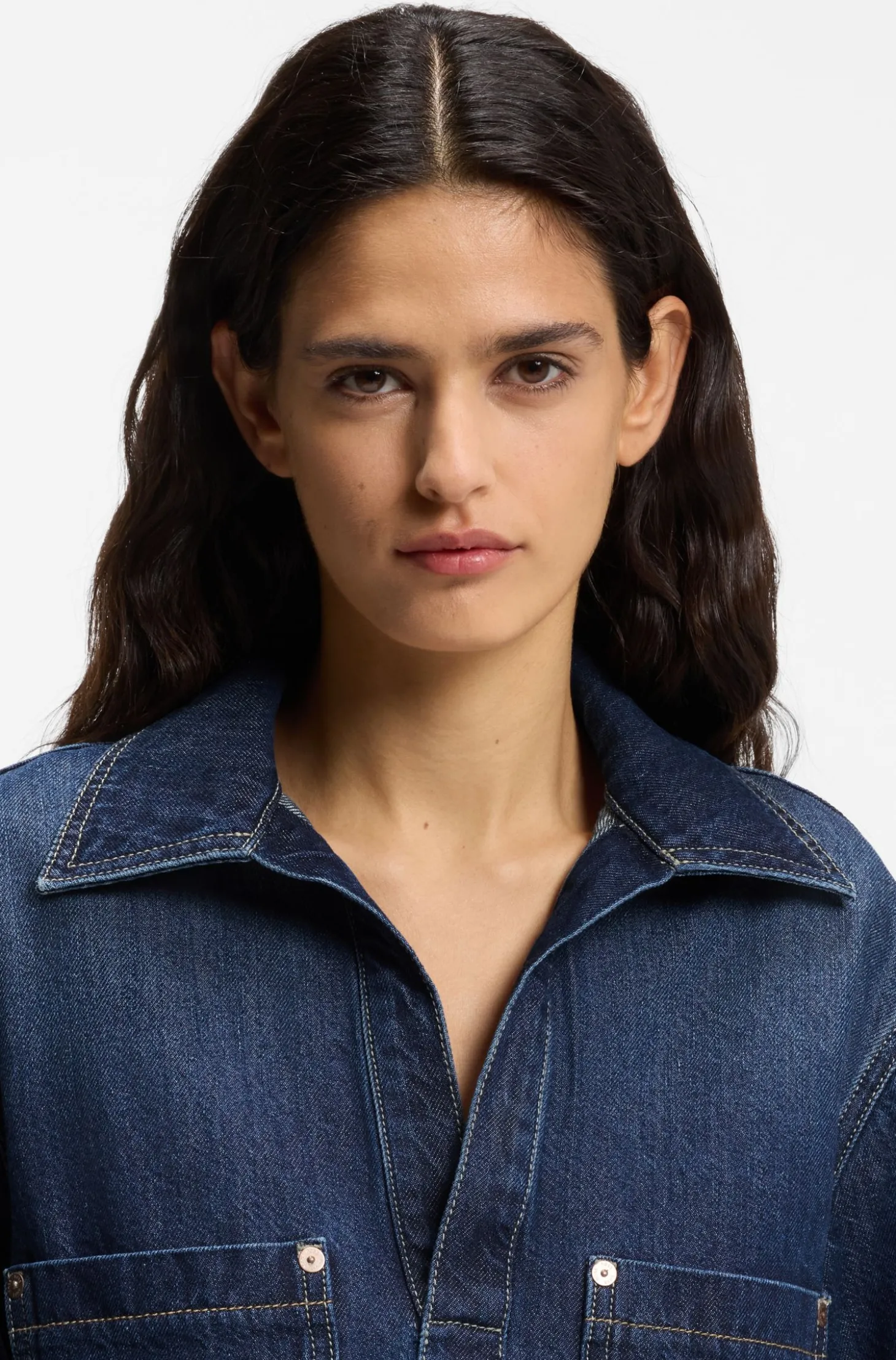 Kleid aus blauem Denim mit Johnny-Kragen