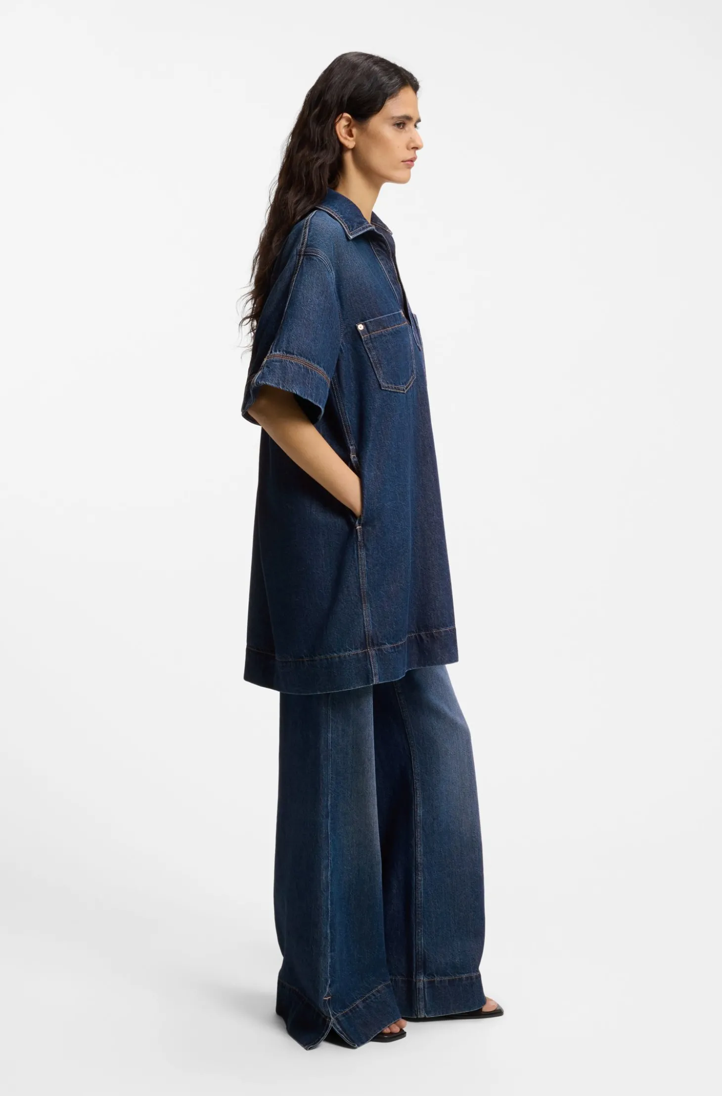 Kleid aus blauem Denim mit Johnny-Kragen