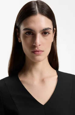 Kleid aus elastischem Gewebe mit V-Ausschnitt