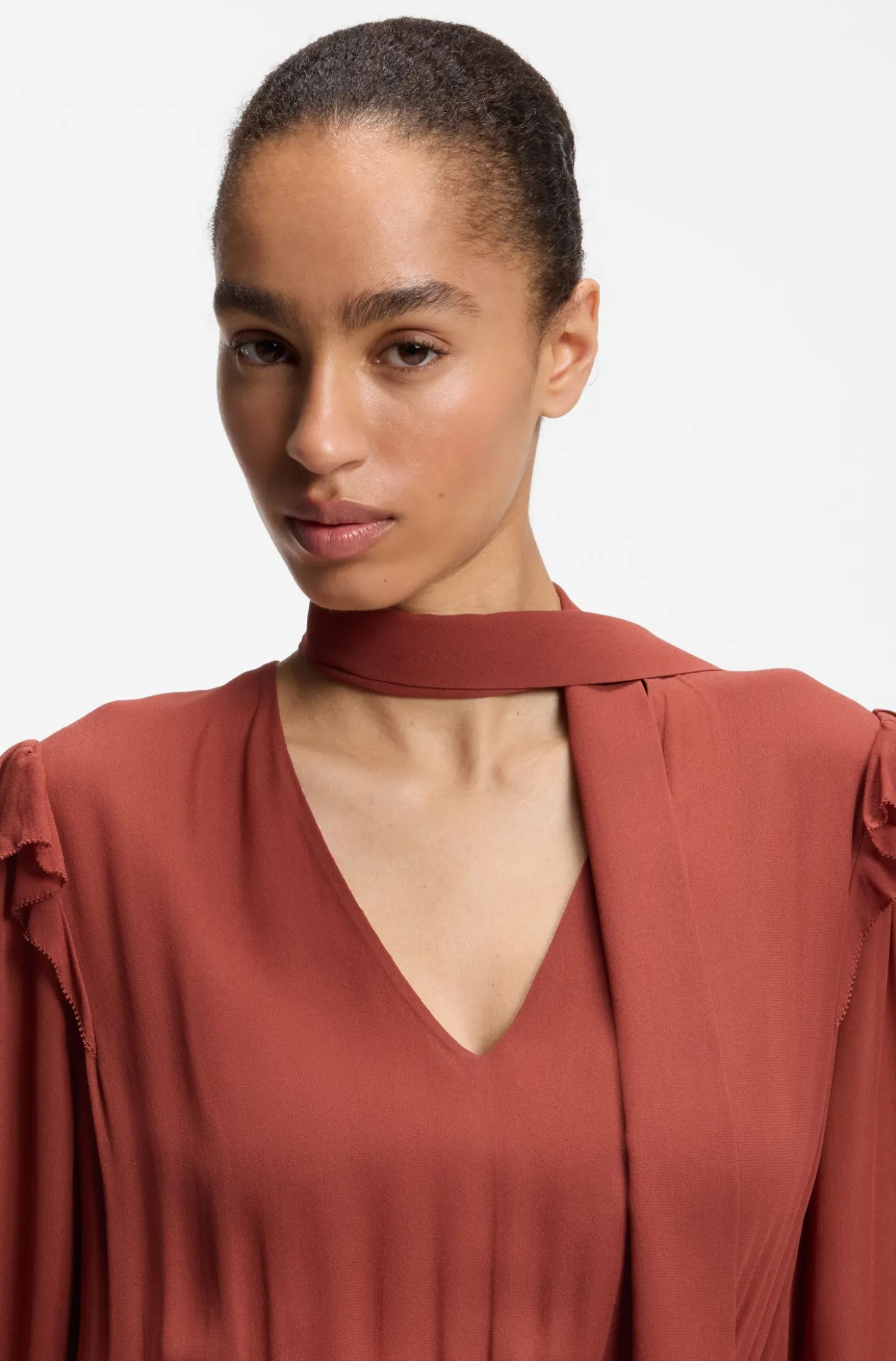 Kleid aus Krepp-Georgette mit abnehmbarem Schal