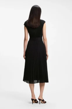 Kleid aus Plissee-Krepp mit eingekerbtem Ausschnitt