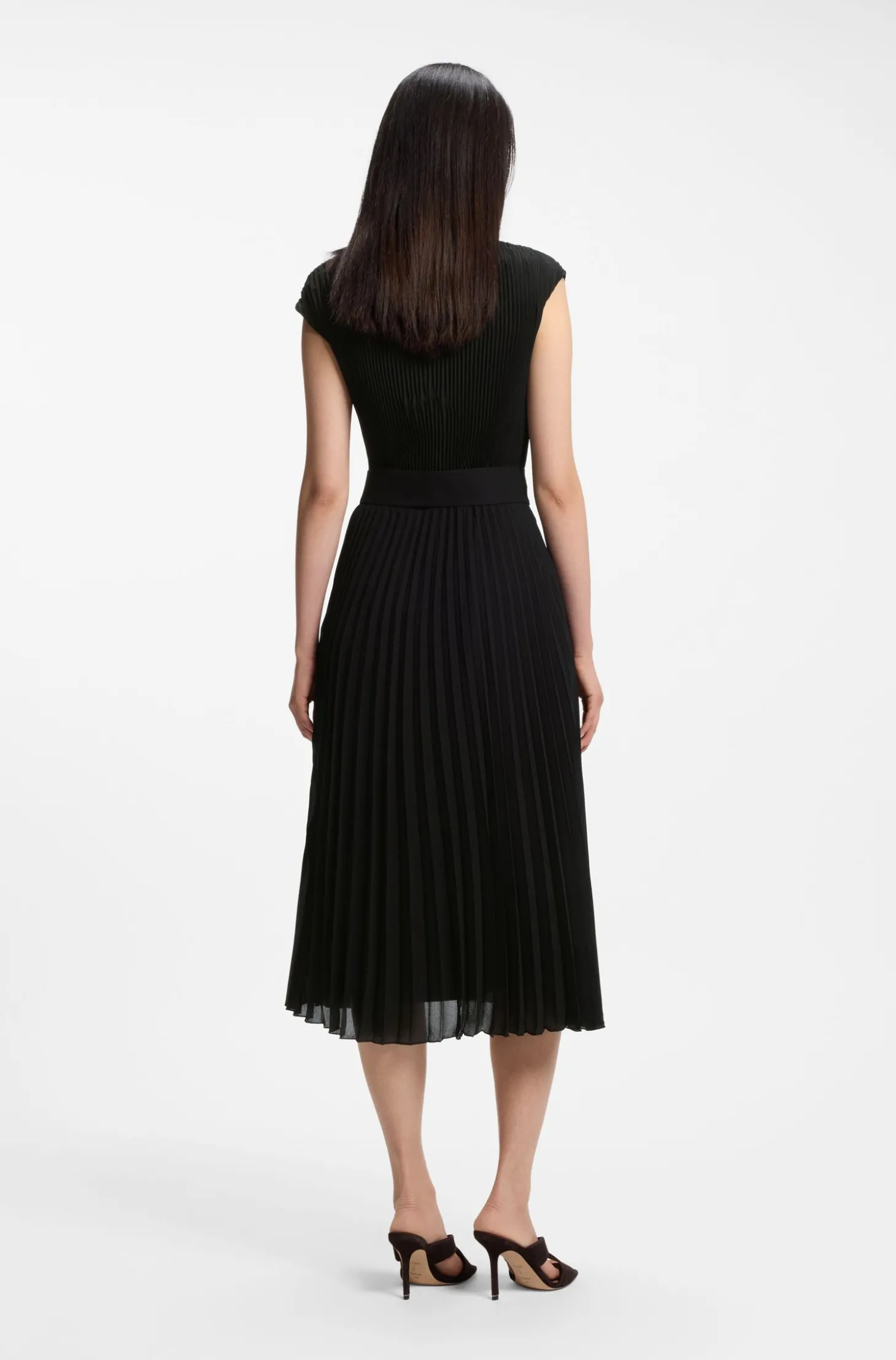 Kleid aus Plissee-Krepp mit eingekerbtem Ausschnitt