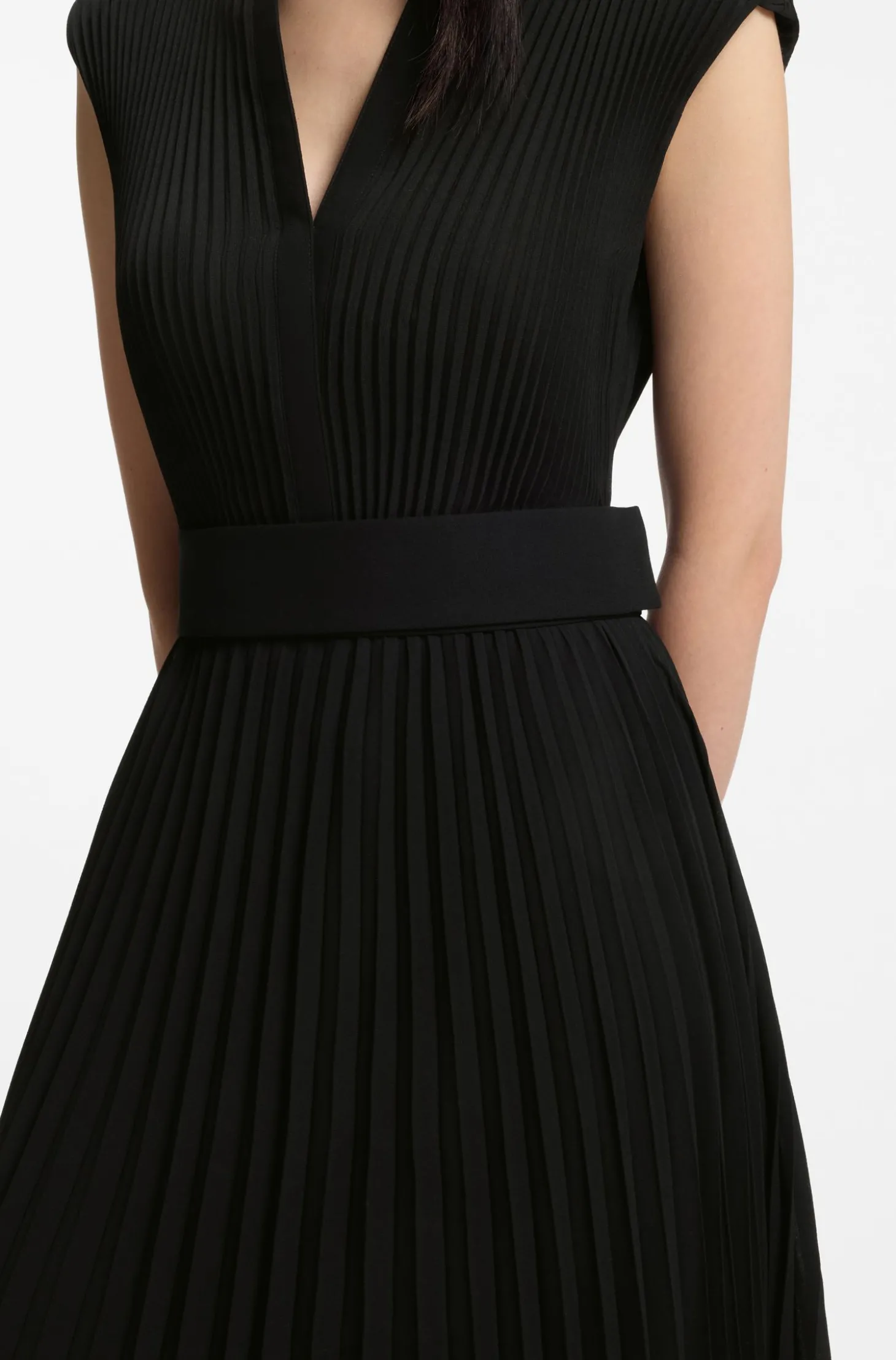 Kleid aus Plissee-Krepp mit eingekerbtem Ausschnitt
