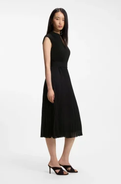 Kleid aus Plissee-Krepp mit eingekerbtem Ausschnitt