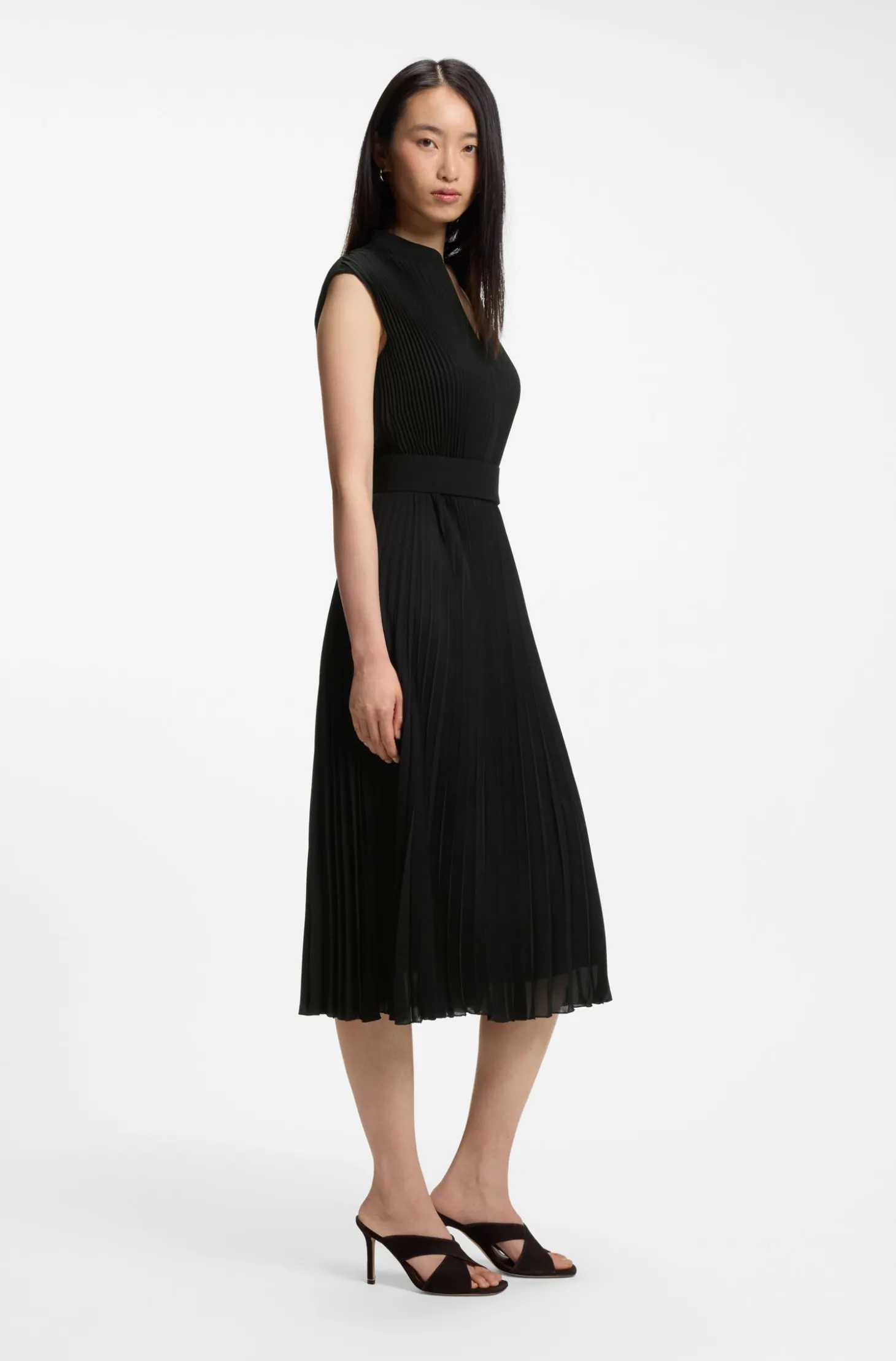 Kleid aus Plissee-Krepp mit eingekerbtem Ausschnitt