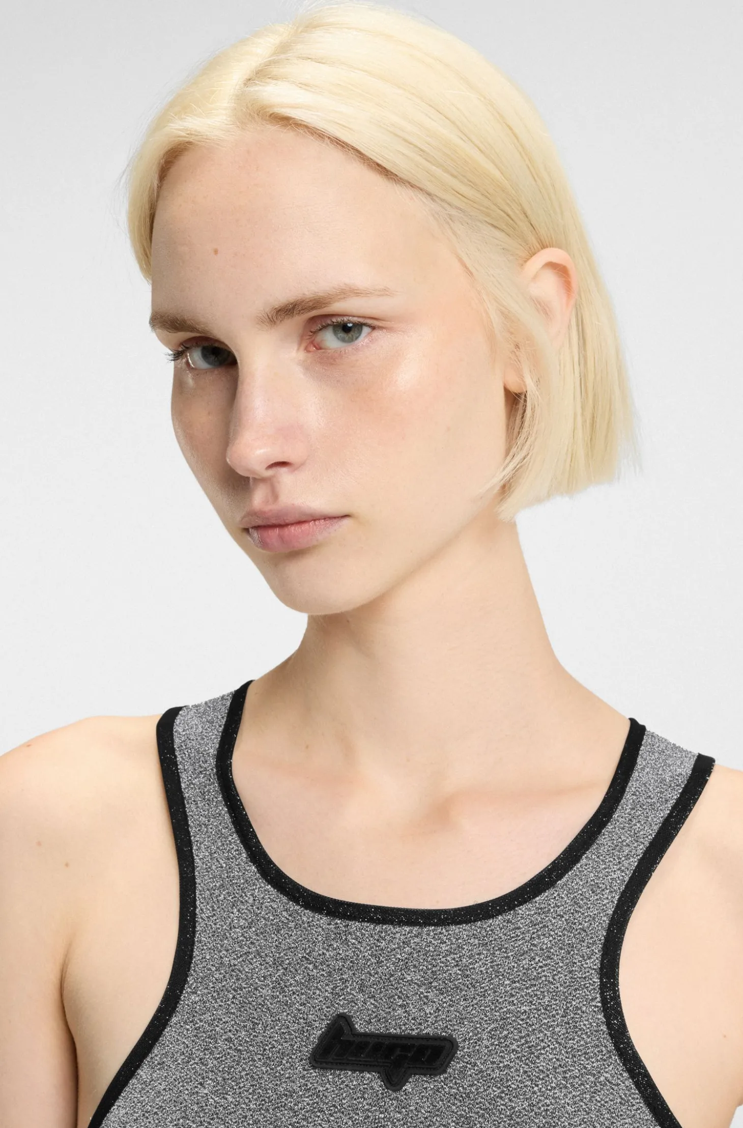 Kleid aus schimmerndem Jersey mit Racerback und Logo-Aufnäher aus Silikon