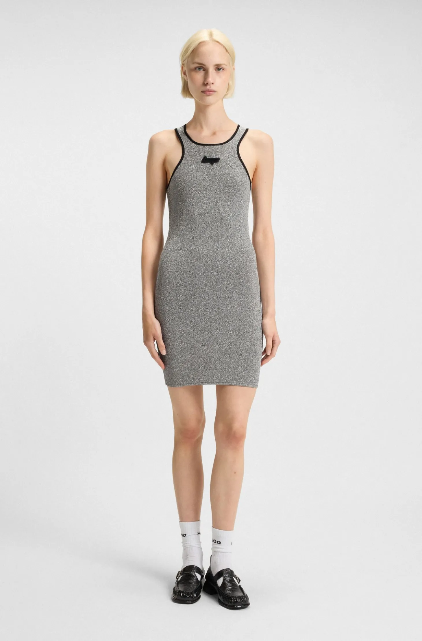 Kleid aus schimmerndem Jersey mit Racerback und Logo-Aufnäher aus Silikon