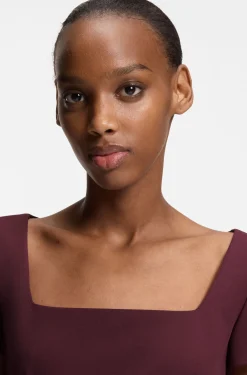 Kleid aus Stretch-Gewebe mit eckigem Ausschnitt