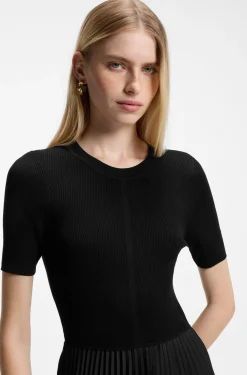 Kleid aus verschiedenen Materialien mit Faltenrock