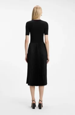 Kleid aus verschiedenen Materialien mit Faltenrock