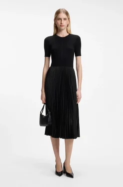 Kleid aus verschiedenen Materialien mit Faltenrock