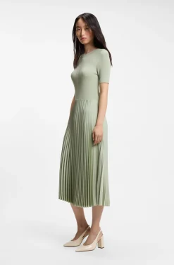 Kleid aus verschiedenen Materialien mit Faltenrock
