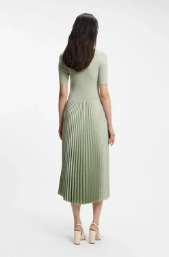 Kleid aus verschiedenen Materialien mit Faltenrock