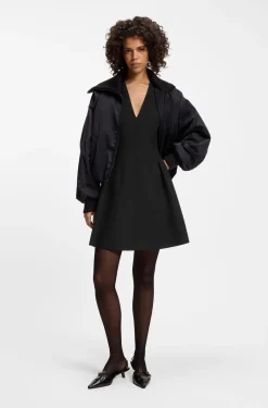 Kleid mit Cap-Ärmeln und Plissee-Details