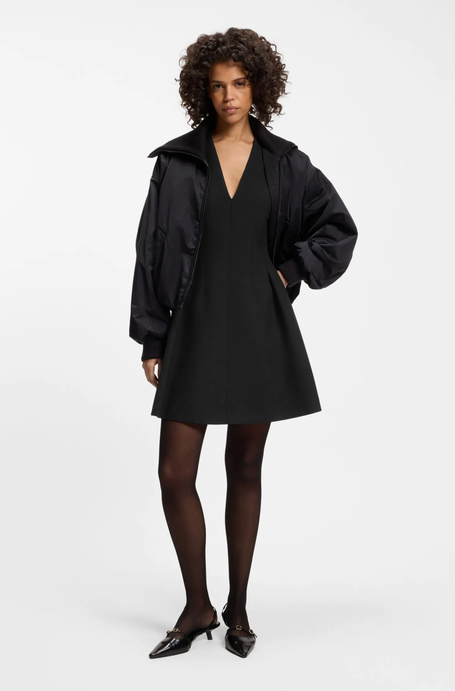 Kleid mit Cap-Ärmeln und Plissee-Details