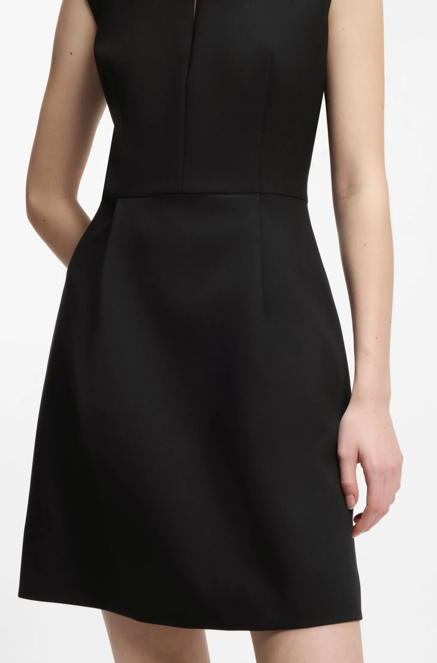 Kleid mit Cap-Ärmeln und Schlüsselloch-Ausschnitt mit Hardware-Besatz