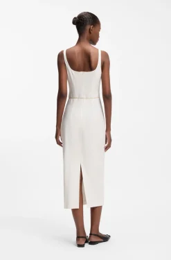 Kleid mit eckigem Ausschnitt und goldenem Kettengürtel