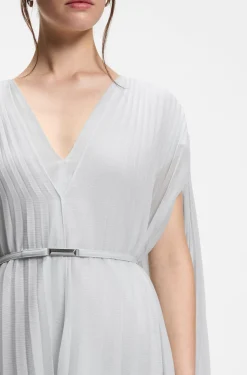 Kleid mit Faltenrock und Cape