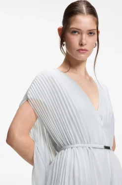 Kleid mit Faltenrock und Cape