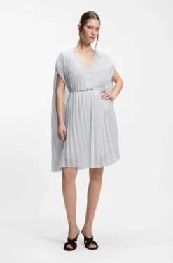 Kleid mit Faltenrock und Cape