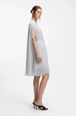 Kleid mit Faltenrock und Cape