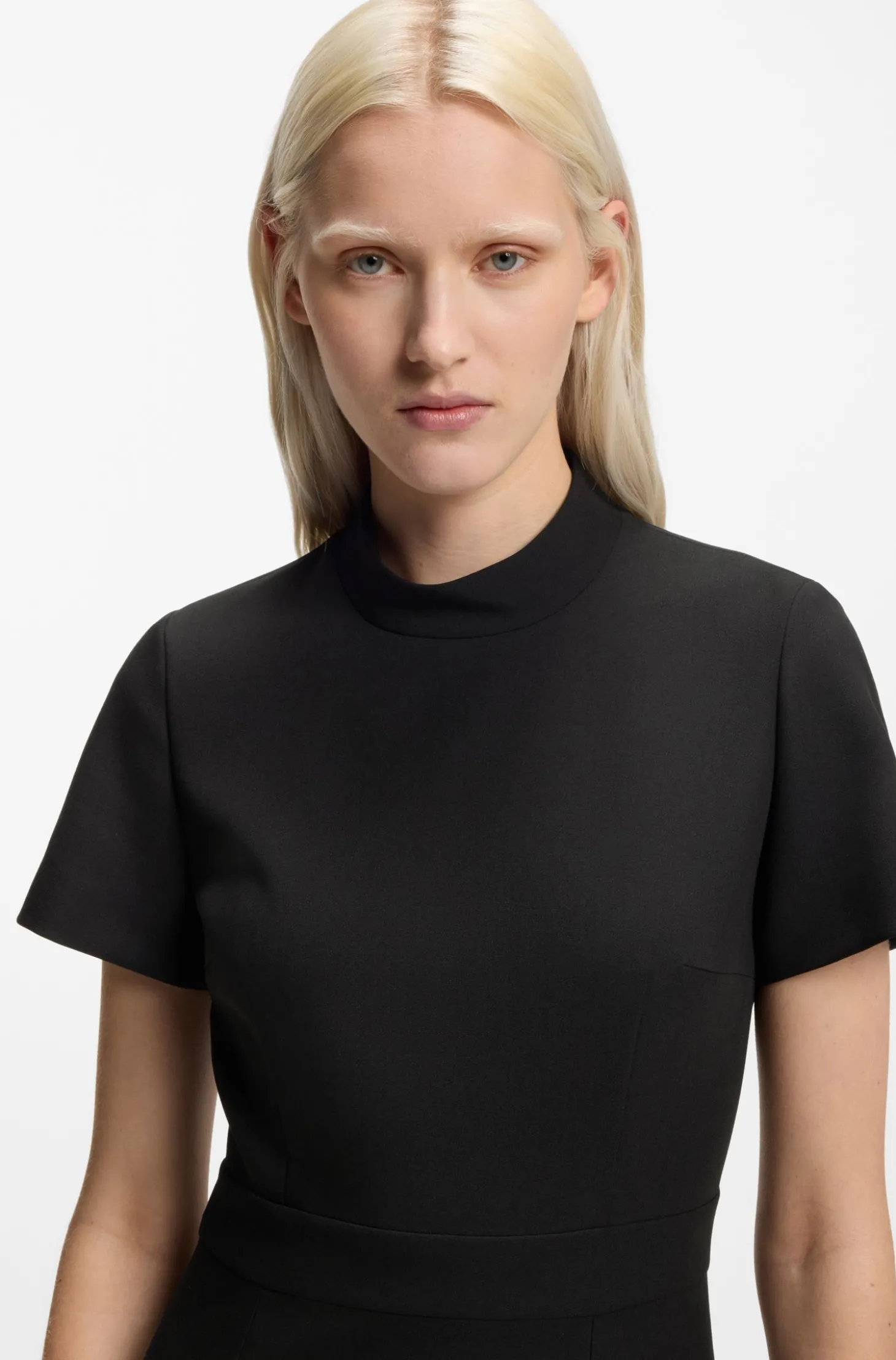 Kleid mit Kellerfalte und Stehkragen