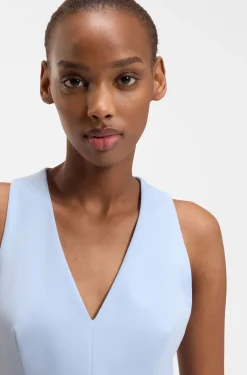 Kleid mit V-Ausschnitt und Naht-Details