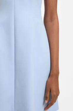 Kleid mit V-Ausschnitt und Naht-Details