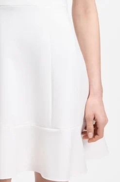 Kleid mit V-Ausschnitt und Naht-Details