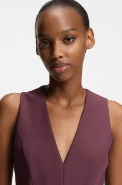 Kleid mit V-Ausschnitt und Schließe