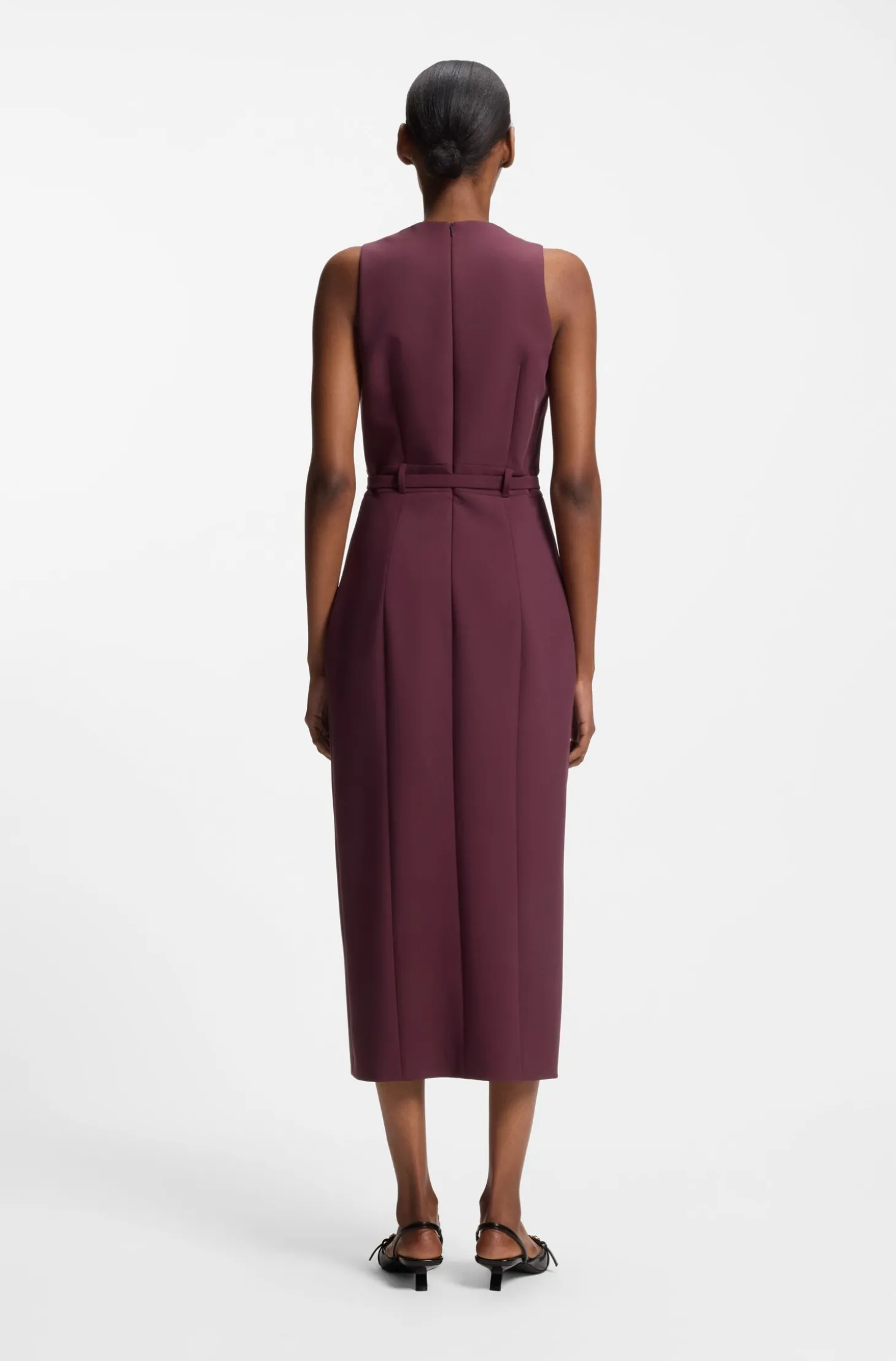 Kleid mit V-Ausschnitt und Schließe