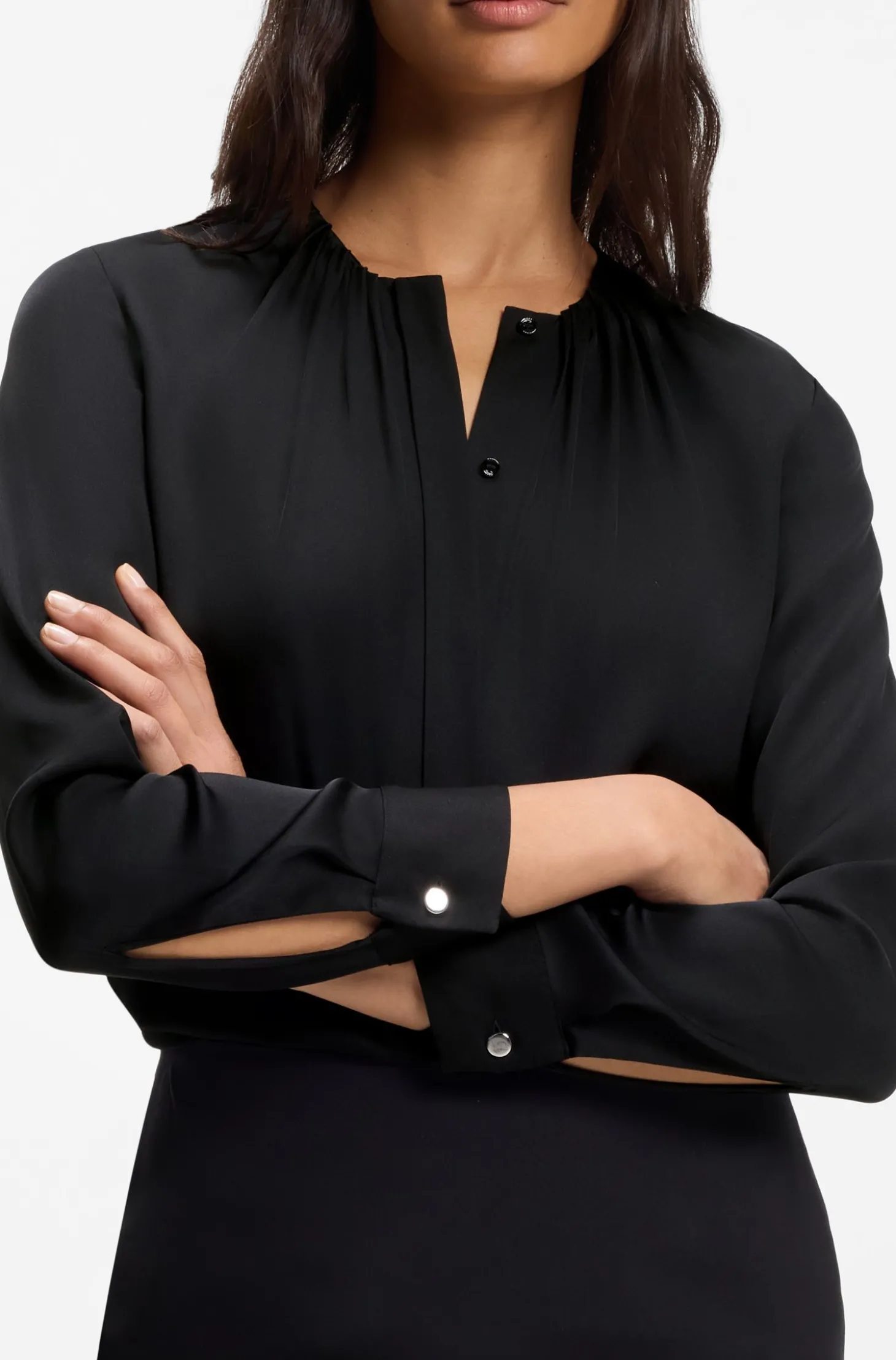Kragenlose Regular-Fit Bluse aus Stretch-Seide