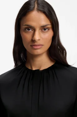 Kragenlose Regular-Fit Bluse aus Stretch-Seide