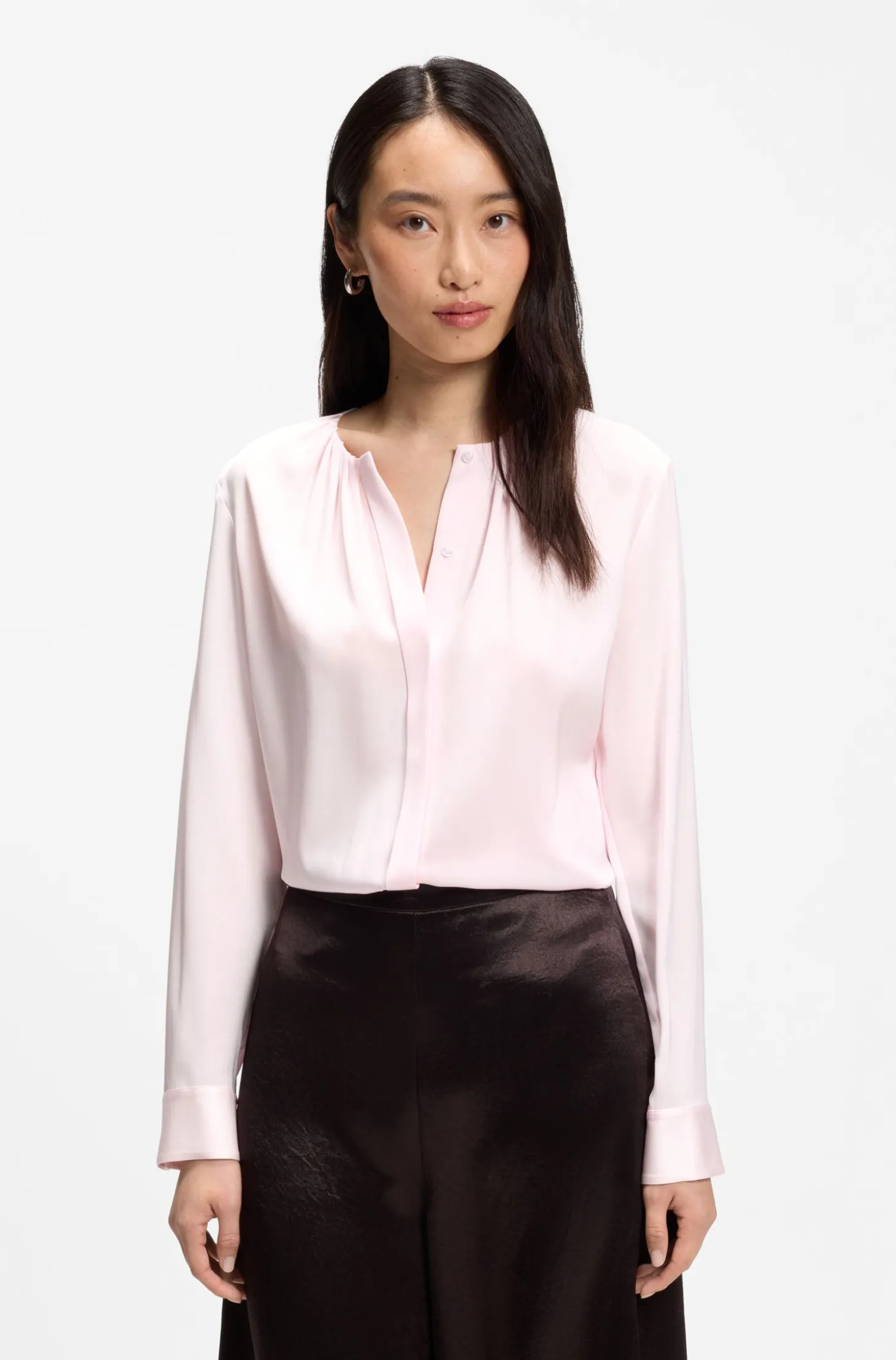 Kragenlose Regular-Fit Bluse aus Stretch-Seide