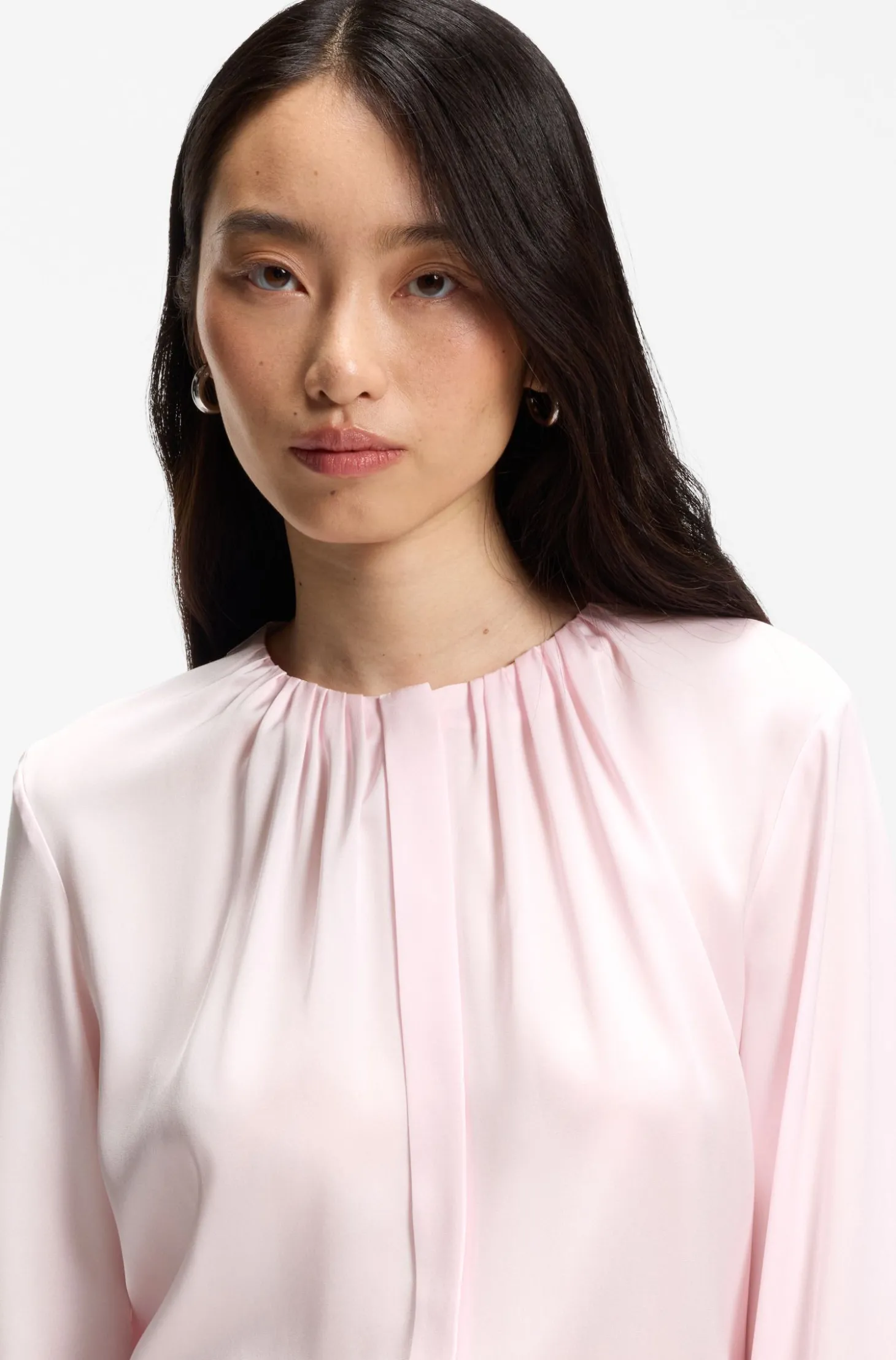 Kragenlose Regular-Fit Bluse aus Stretch-Seide