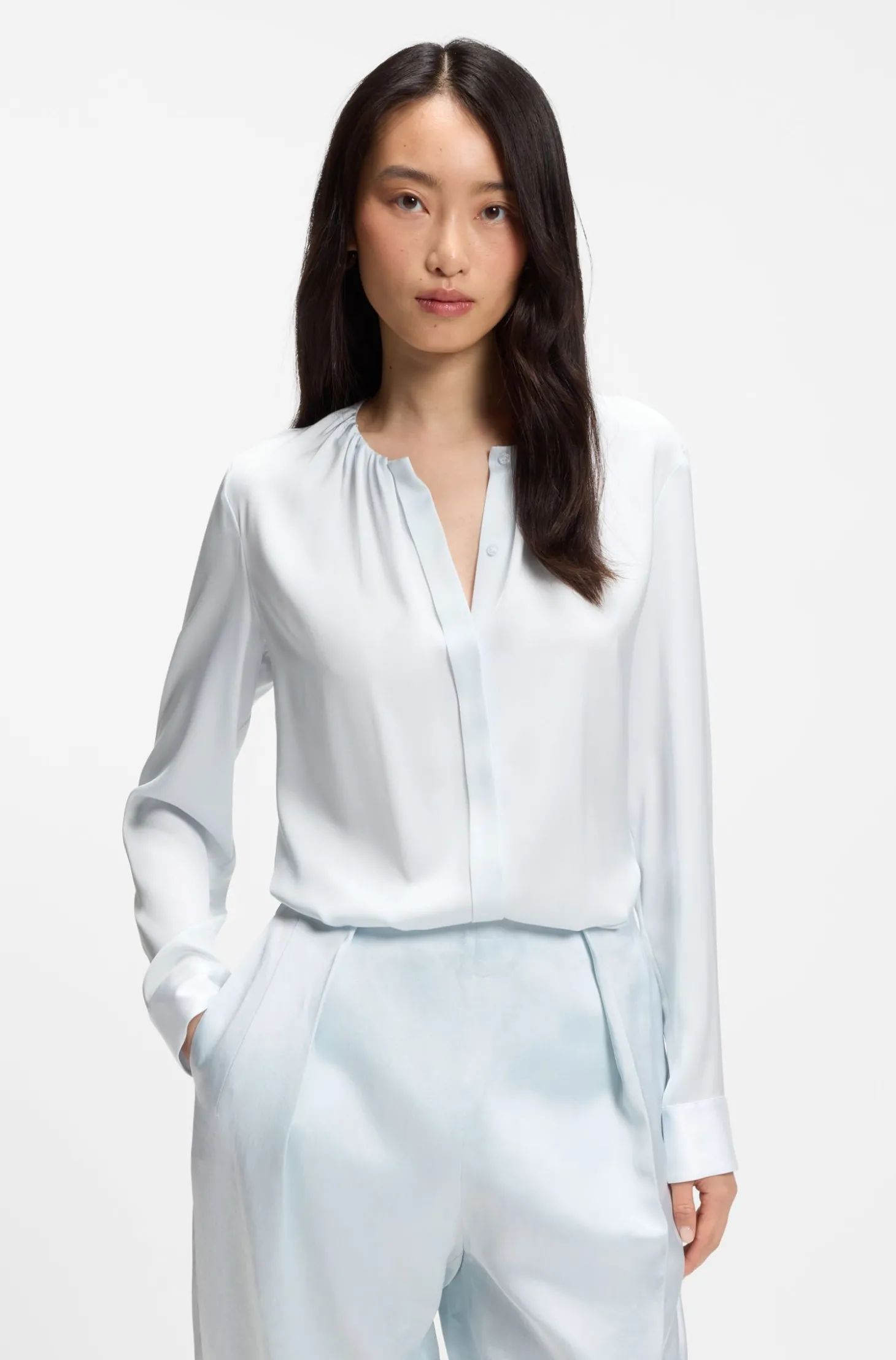 Kragenlose Regular-Fit Bluse aus Stretch-Seide