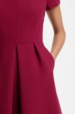 Kurzarm-Kleid aus Stretch-Gewebe mit plissierter Vorderseite