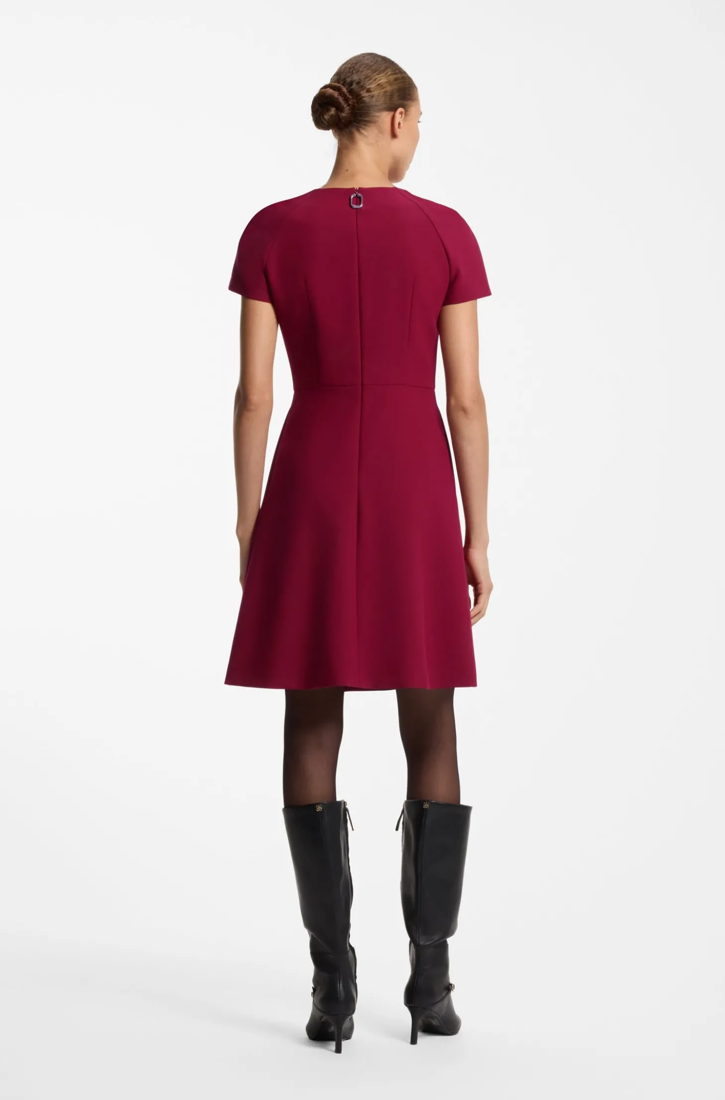 Kurzarm-Kleid aus Stretch-Gewebe mit plissierter Vorderseite