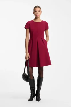 Kurzarm-Kleid aus Stretch-Gewebe mit plissierter Vorderseite