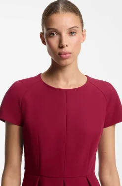 Kurzarm-Kleid aus Stretch-Gewebe mit plissierter Vorderseite