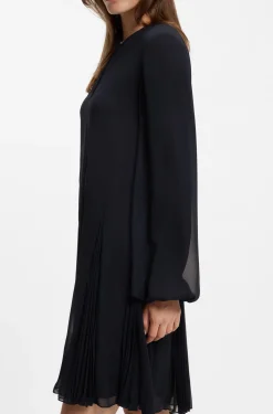 Kurzes Kleid mit Plissee-Einsätzen