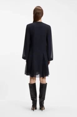 Kurzes Kleid mit Plissee-Einsätzen