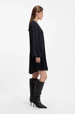 Kurzes Kleid mit Plissee-Einsätzen