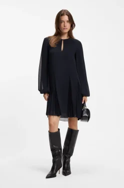 Kurzes Kleid mit Plissee-Einsätzen