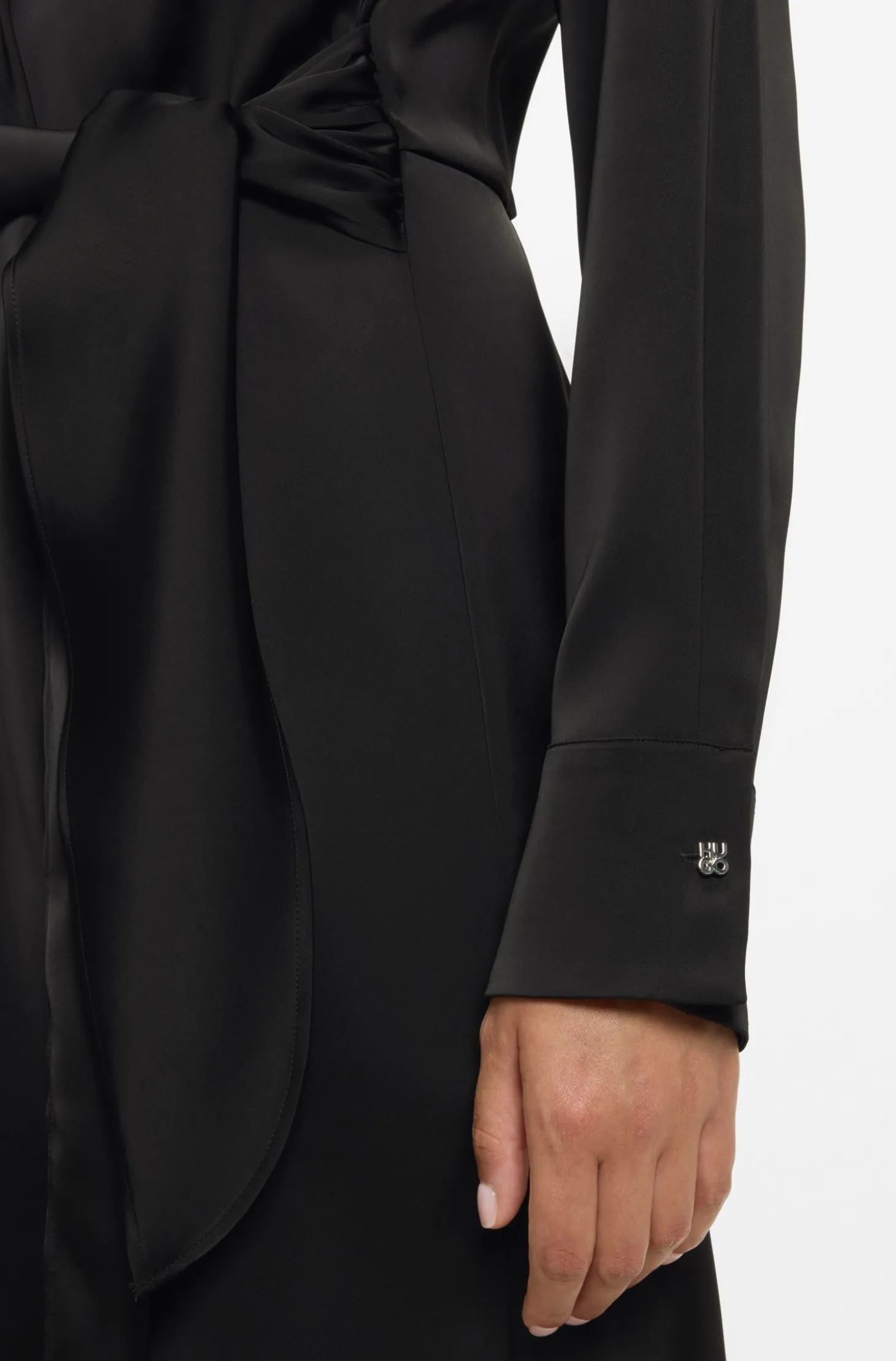 Langarm-Wickelkleid aus Satin mit Stacked-Logo