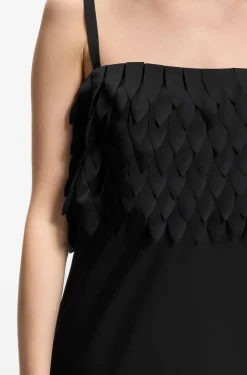 Lang geschnittenes Trägerkleid mit Laser-Cut Details