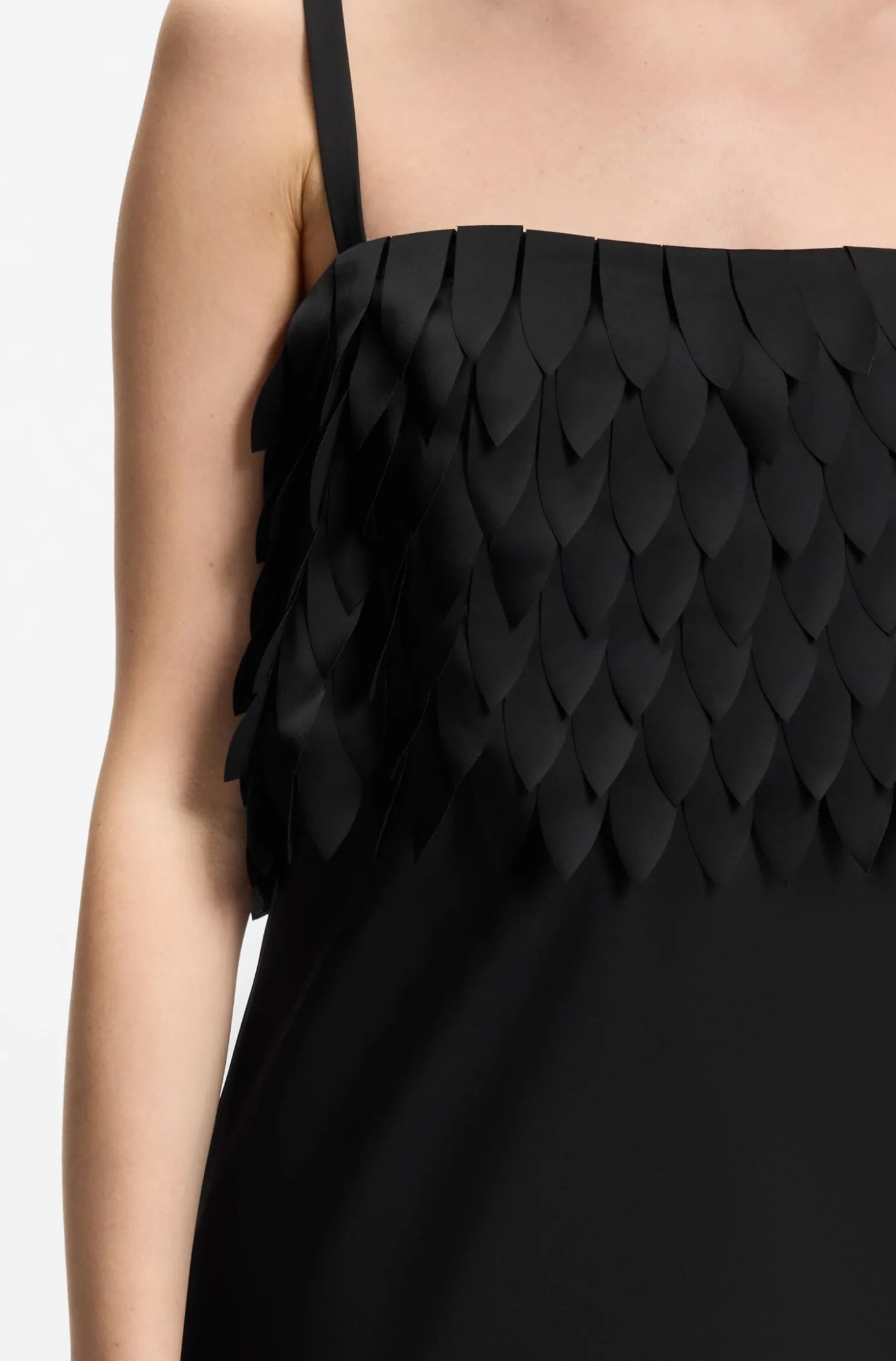 Lang geschnittenes Trägerkleid mit Laser-Cut Details