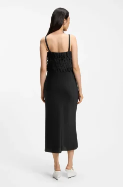 Lang geschnittenes Trägerkleid mit Laser-Cut Details