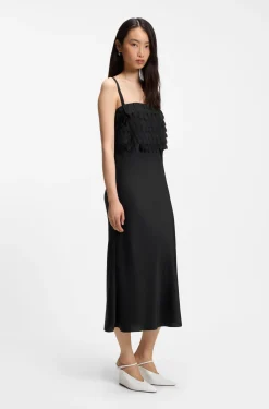 Lang geschnittenes Trägerkleid mit Laser-Cut Details