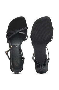Ledersandalen mit asymmetrischem Absatz und Riemen
